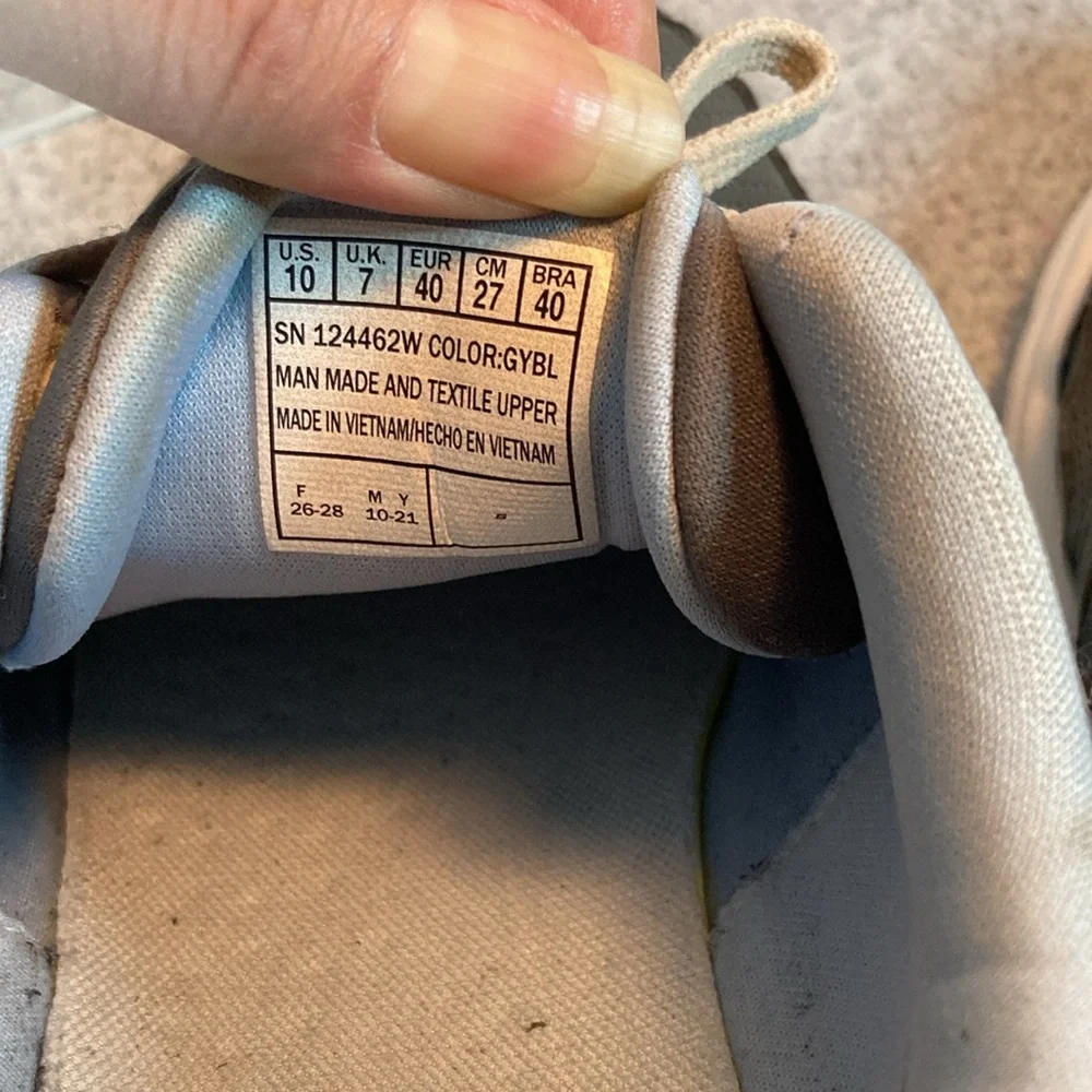 Women’s size 10 light gray‎ sketchers go walk tennis shoes. Fc 2